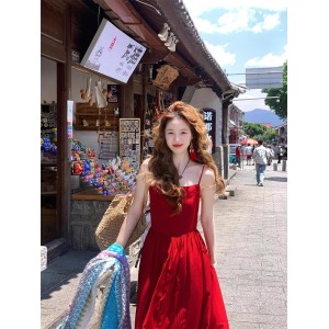 云南大理穿搭法式红色吊带连衣裙女性感露背适合海边度假拍照裙子